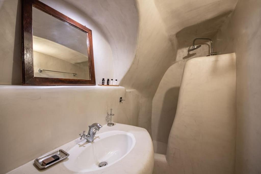 Astrea Suites "Ostria Cave Villa-Outdoor Jacuzzi" Oía Exterior foto