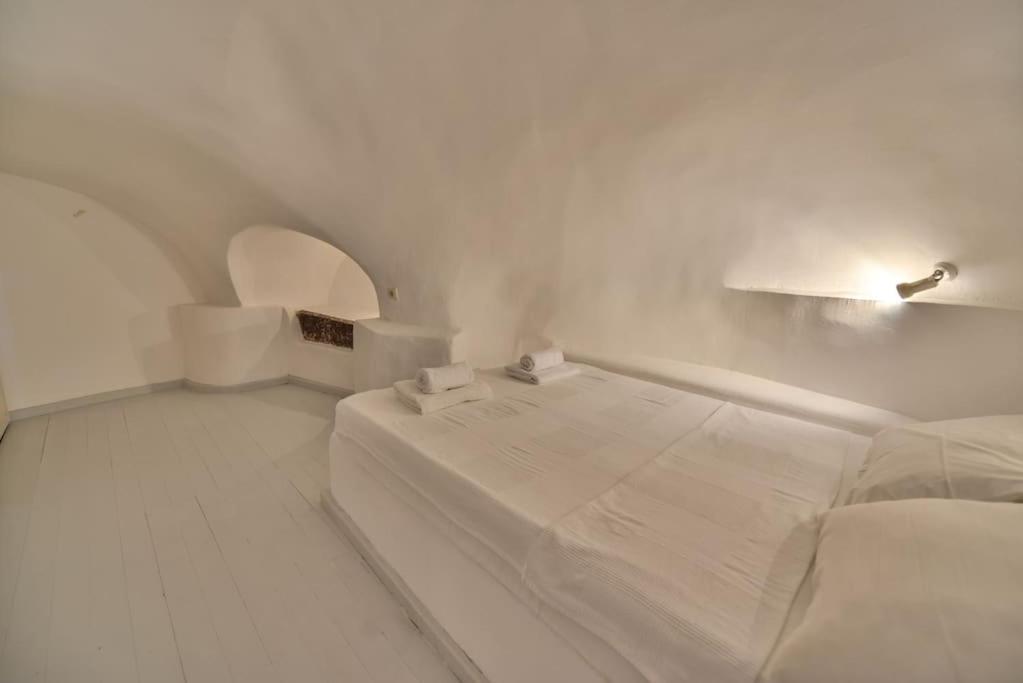 Astrea Suites "Ostria Cave Villa-Outdoor Jacuzzi" Oía Exterior foto