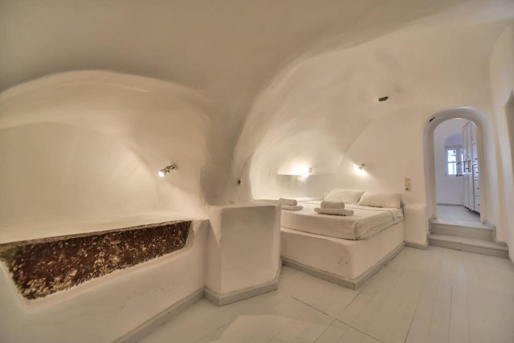 Astrea Suites "Ostria Cave Villa-Outdoor Jacuzzi" Oía Exterior foto